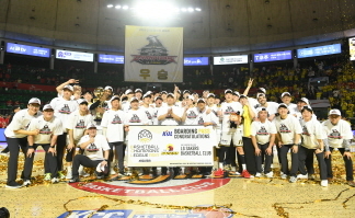 지난 시즌 우승을 차지한 LG 선수단. KBL 제공