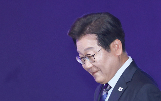 이재명 대통령이 13일 서울 강남구 코엑스에서 열린 2025 세계정치학회(IPSA) 서울총회 개막식에서 연설을 마친 뒤 연단을 내려오고 있다.  연합뉴스