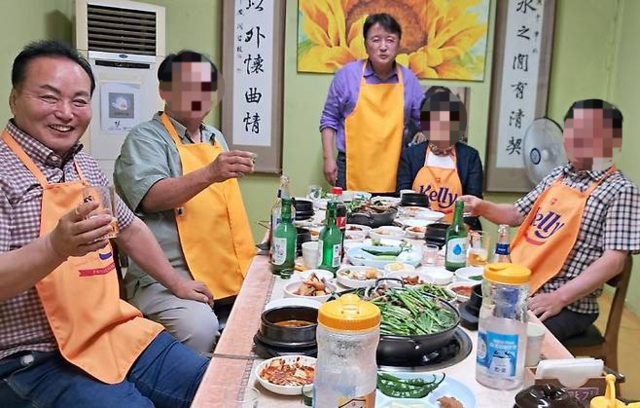 김영환(사진 가운데) 충북지사와 김현기 청주시의회 의장(사진 왼쪽)이 지난 12일 청주시의회 의원들과 술자리를 하고 있다. 독자제공.