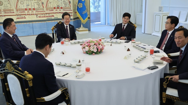 이재명 대통령이 지난달 22일 서울 용산구 한남동 관저에서 열린 여야 지도부 오찬 행사에서 환담하고 있다. 이 대통령을 중심으로 시계방향으로 김용태 전 국민의힘 비상대책위원장, 송언석 국민의힘 원내대표, 우상호 정무수석, 강훈식 비서실장, 김병기 더불어민주당 대표 직무대행 겸 원내대표. 뉴시스