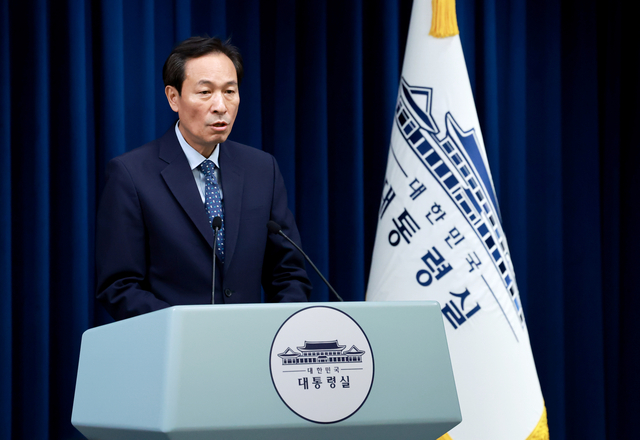 우상호 대통령실 정무수석이 지난 7일 서울 용산 대통령실 청사에서 이재명 대통령과 김민석 국무총리의 주례회동 관련 브리핑을 하고 있다. 연합뉴스