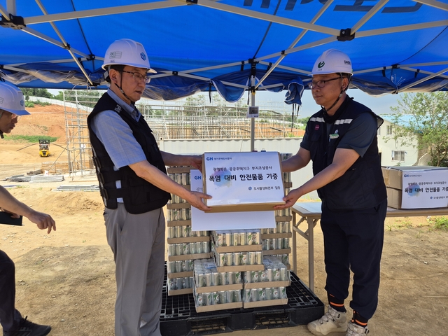 강성혁 경기주택도시공사 도시활성화본부장이 경기도내 한 공사장에서 보냉 장구를 기증하고 있다. 경기주택도시공사 제공
