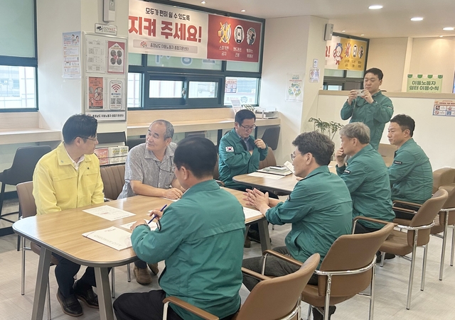 오병권(왼쪽) 행정안전부 자연재난실장이 14일 충남 천안시 이동노동자 무더위 쉼터를 찾아 폭염피해 현황 및 운영실태를 점검하고 있다. 행정안전부 제공