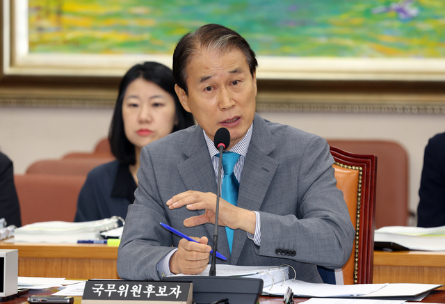 권오을 국가보훈부 장관 후보자가 15일 서울 여의도 국회에서 열린 정무위원회의 인사청문회에서 의원 질의에 답하고 있다. 뉴시스 제공