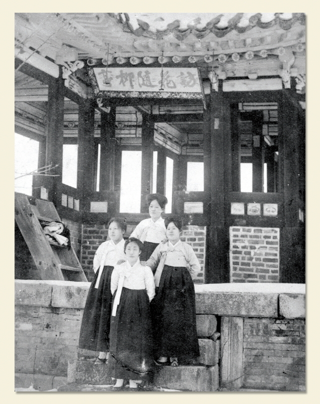 독립기념관이 소장한 수원화성 방화수류정 배경 인물 사진. 이 사진은 1920년대 촬영된 것이어서 당시만 해도 원본 현판이 존재한 것을 알 수 있다. 경기 수원시청 제공
