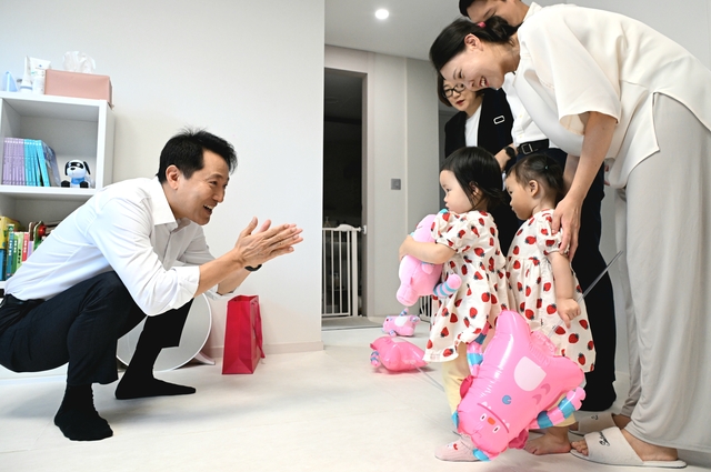 15일 서울 광진구 자양동 ‘미리내집’을 방문한 오세훈 서울시장이 입주자 자녀에게 인사를 건네고 있다. 서울시청 제공