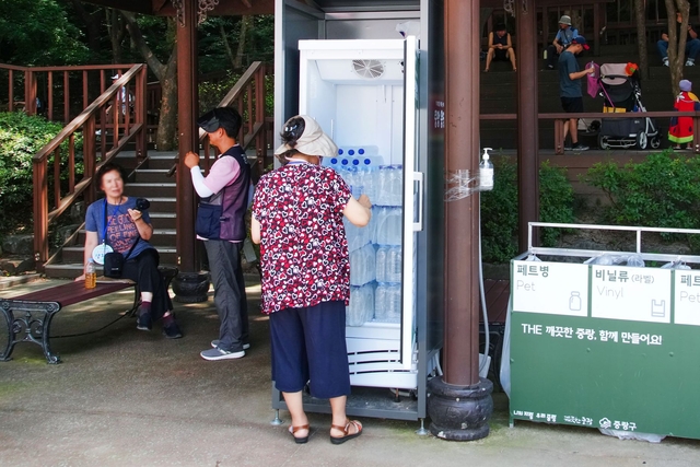 중랑옹달샘을 이용하는 주민의 모습. 중랑구청 제공