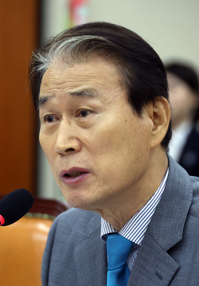 권오을 국가보훈부 장관 후보자가 15일 서울 여의도 국회에서 열린 정무위원회의 인사청문회에서 의원 질의에 답하고 있다. 뉴시스 제공
