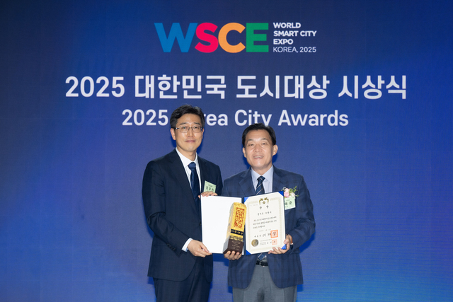 이재준(오른쪽) 경기 수원시장이 15일 부산 벡스코에서 ‘대한민국 도시대상’ 대통령상을 수상한 뒤 기념촬영을 하고 있다. 수원시청 제공