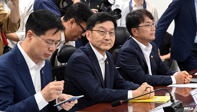 15일 오전 국회 의원회관에서 열린 더불어민주당 2025년 폭염대책 당정간담회에 참석한 윤창렬(왼쪽 두번째)국무조정실장을 비롯한 정부측 참석자들이 이야기를 하고 있다. 2025.7.15. 곽성호기자