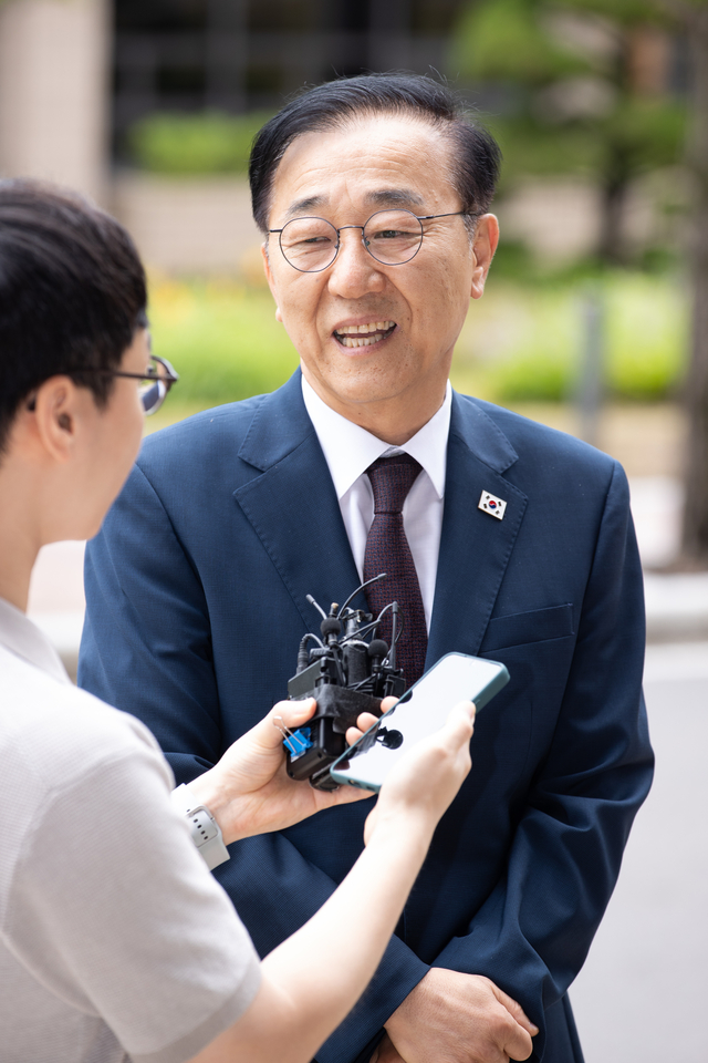 김윤덕 국토교통부 장관 후보자가 15일 정부과천청사로 첫 출근하면서 기자의 질문에 답변하고 있다. 국토교통부 제공