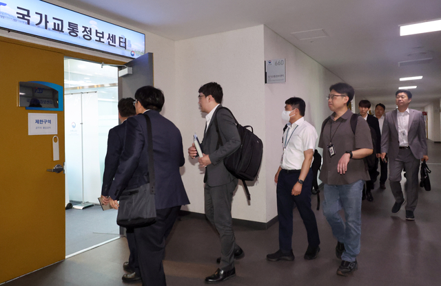 김건희특검팀 관계자들이 14일 오전 김건희 여사 일가의 ‘양평고속도로 특혜 의혹’ 규명을 위해 정부세종청사에 있는 국토교통부를 압수수색하고 있다. 뉴시스