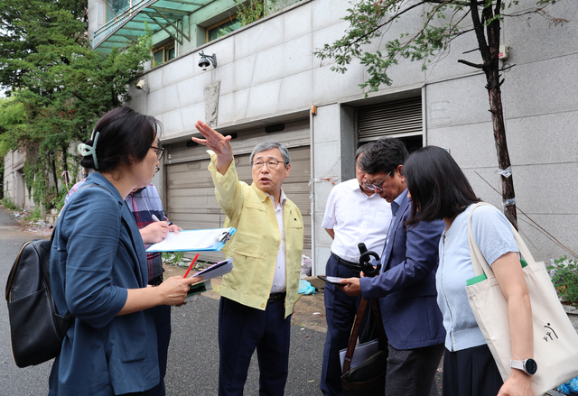 정근식(가운데) 서울시교육감이 15일 서울 용산구 한남3구역 신설초등학교 예정지를 방문해 주변 환경을 점검하고 있다. 서울시교육청 제공