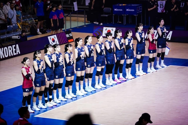 VNL에 출전한 여자 배구대표팀이 경기 전 국기에 대한 경례를 하는 모습. FIVB 제공
