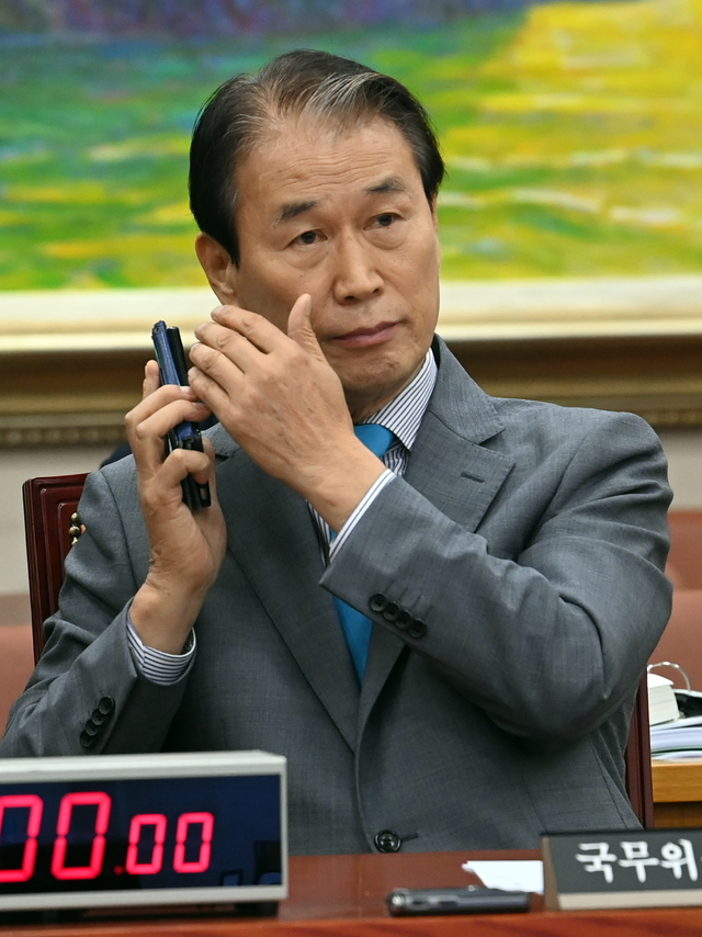 권오을 국가보훈부장관 후보자가 15일 오전 국회에서 열린 국회 정무위의 인사청문회에서 의원들의 질의를 듣고 있다.  곽성호기자