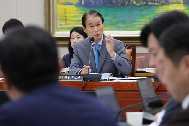 권오을 국가보훈부 장관 후보자가 15일 서울 여의도 국회 정무위원회에서 열린 인사청문회에서 위원 질의에 답하고 있다. 연합뉴스