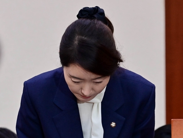강선우 여성가족부 장관 후보자가 14일 오전 서울 여의도 국회 여성가족위원회에서 열린 인사청문회에서 고개를 숙이고 있다. 문호남 기자