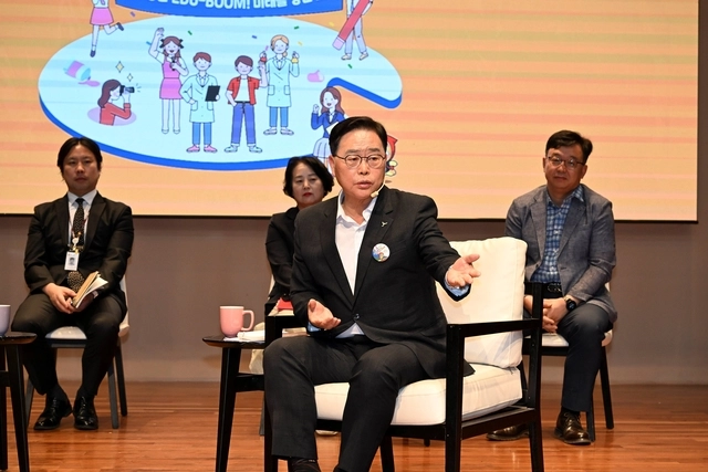 교육특구 성과보고회에서 강수현 양주시장이 시민들과 얘기를 나누고 있다. 양주시 제공