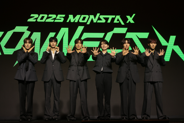 그룹 몬스타엑스가 16일 서울 여의도 콘레드 호텔에서 열린 몬스타엑스 데뷔 10주년 기념 기자간담회에서 포즈를 취하고 있다.  연합뉴스