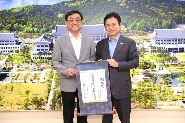 15일 경북도 ‘K-과학자’로 위촉된 김무환(왼쪽) 전 포스텍 총장이 안동 스탠포드호텔에서 이철우 경북지사와 기념사진을 촬영하고 있다. 경북도청 제공
