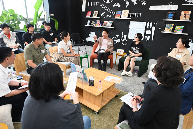 김동근 의정부시장이 15일 의정부역사 4층에 위치한 복합문화공간 ‘의정부문화역 이음’에서 시민과 함께 문화정책에 대해 논의하는 간담회를 개최하고 있다. 의정부시 제공