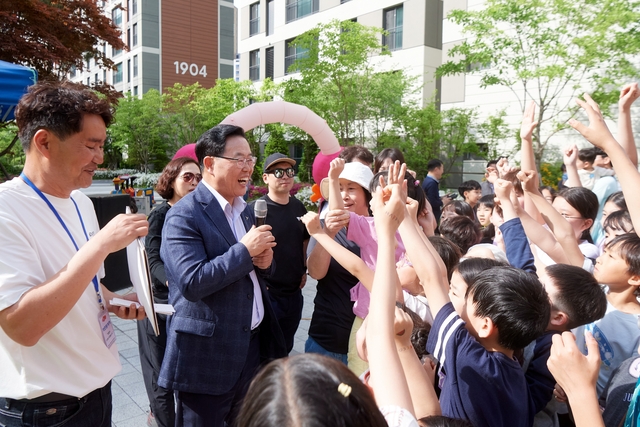 강수현 양주시장이 한 행사장에서 시민들과 소통하는 자리를 마련해 의견을 나누고 있다. 양주시 제공