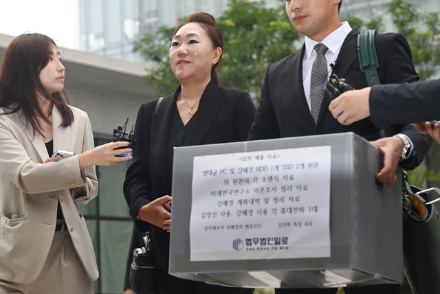 명태균 의혹 제보자 강혜경 씨가 16일 오전 서울 종로구 KT광화문웨스트에 마련된 김건희 특검 사무실로 참고인 조사를 받기 위해 들어서고 있다. 윤성호 기자