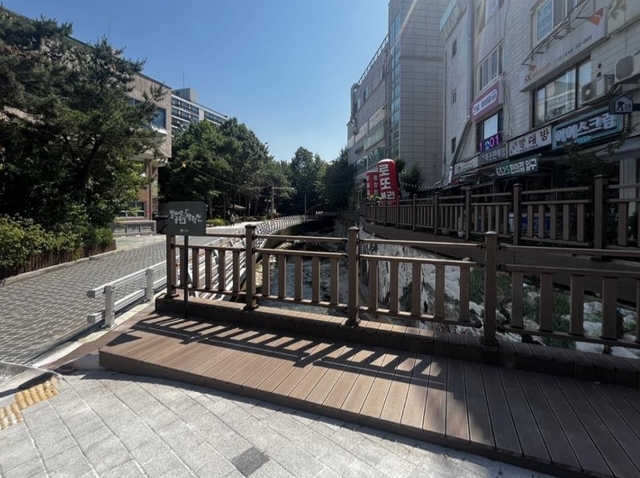 방학천 초입에 새로 조성된 산책(데크)길. 도봉구청 제공