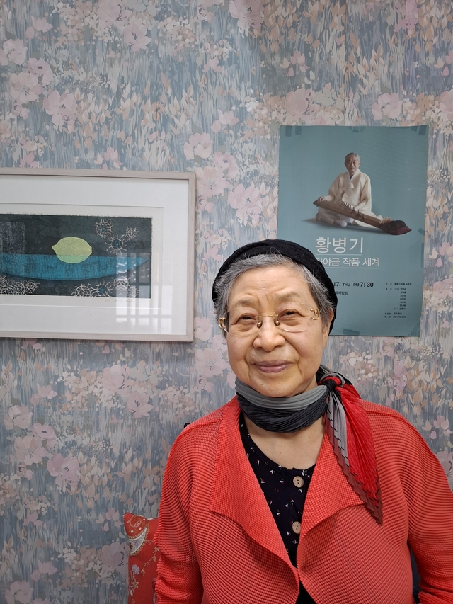 한말숙 소설가가 지난 15일 서울 아현동 자택에서 포즈를 취했다. 뒤에 남편인 고 황병기 명인의 가야금 공연 포스터가 보인다.  이은지 촬영