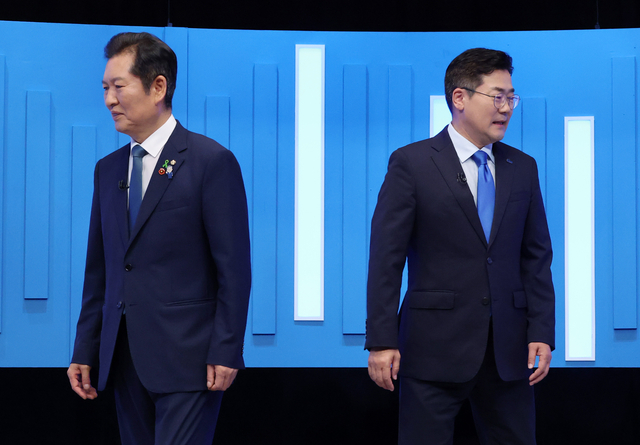 더불어민주당 당대표 경선에서 맞붙는 정청래(왼쪽) 더불어민주당 의원과 박찬대 의원. 연합뉴스