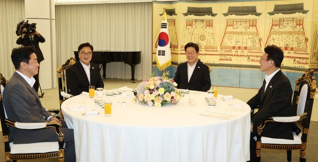 이재명 대통령이 17일 서울 한남동 관저에서 우원식 국회의장과 김민석 국무총리와 만찬에 앞서 환담을 나누고 있다. 오른쪽부터 김 총리, 이 대통령, 우 의장, 강훈식 비서실장. 뉴시스