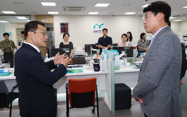 한순기(왼쪽) 행정안전부 지방재정경제실장이 16일 오전 민생회복 소비쿠폰 1차 지급을 앞두고 대구광역시 iM뱅크 산격청사점을 방문해 소비쿠폰 지급 준비상황 점검하고 있다. 행정안전부 제공