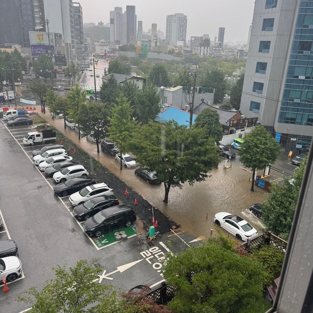 강한 폭우로 광주 동구청 이면도로 일대 한때 침수. 뉴시스