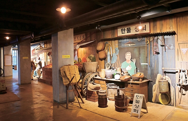 몽탄남초 폐교를 활용해 조성한 전통생활문화테마파크의 전시장.