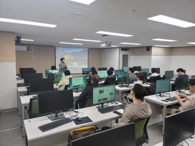서울 서초구에서 진행된 주민 디지털 리터러시 교육. 서초구청 제공