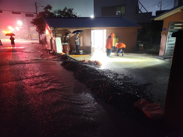 충남 전역에 호우특보가 발효된 가운데 17일 오전 3시51분쯤 예산군 덕산면에서 주택이 침수돼 소방당국이 안전조치를 하고 있다. 충남소방본부 제공