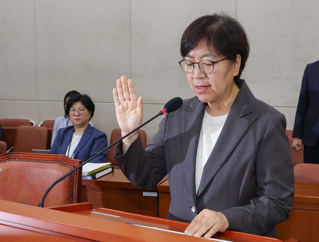 정은경 보건복지부 장관 후보자가 18일 서울 여의도 국회 보건복지위원회에서 열린 인사청문회에서 선서하고 있다. 연합뉴스