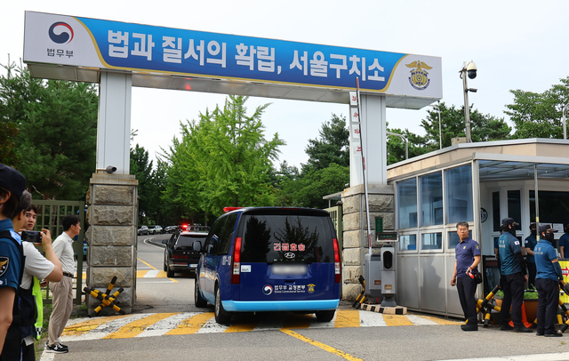 18일 오후 구속적부심을 마친 윤석열 전 대통령이 탑승한 것으로 추정되는 호송 차량이 경기 의왕시 서울구치소로 들어서고 있다. 뉴시스