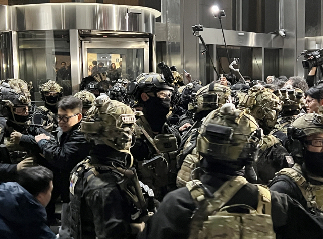 비상계엄이 선포된 지난해 12월 4일 새벽 육군 특수전사령부 예하 707특수임무단 부대원들과 제1공수특전여단 요원들이 무장한 채 국회 진입을 시도하면서 국회 보좌진과 대치하고 있다. 연합뉴스