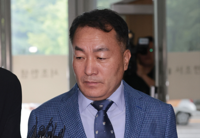 김계환 전 해병대 사령관이 채상병 사건 수사방해 의혹 관련 2차 조사를 받기 위해 17일 서울 서초구 순직해병특검 사무실로 향하고 있다.  연합뉴스