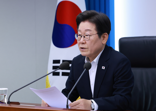 이재명 대통령이 17일 서울 용산 대통령실 청사에서 열린 4차 수석·보좌관 회의에서 발언하고 있다. 뉴시스