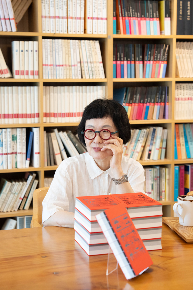 독일 공공기관 ‘세계 문화의 집’의 국제문학상 수상자로 17일 선정된 김혜순 시인. 이번 수상작인 ‘죽음의 자서전’을 포함한 ‘죽음 트릴로지’가 최근 문학과지성사를 통해 출간됐다.  문학과지성사 제공