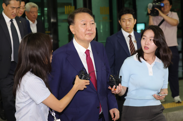 윤석열 전 대통령이 지난 5일 오후 서울 서초구 서울고등검찰청에 마련된 내란특검 사무실에서 2차 대면 조사를 마친 뒤 귀가하고 있다. 뉴시스