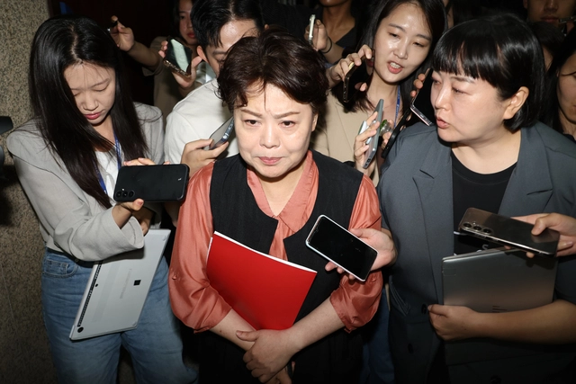 윤희숙 혁신위원장이 17일 서울 여의도 국회에서 열린 비상대책위원회의에 참석한 뒤 나와 취재진의 질문을 받고 있다. 윤 혁신위원장은 전날 나경원·윤상현·장동혁 의원과 송언석 비상대책위원장 겸 원내대표에게 거취 결정을 요구하는 인적쇄신안을 발표했다. 연합뉴스