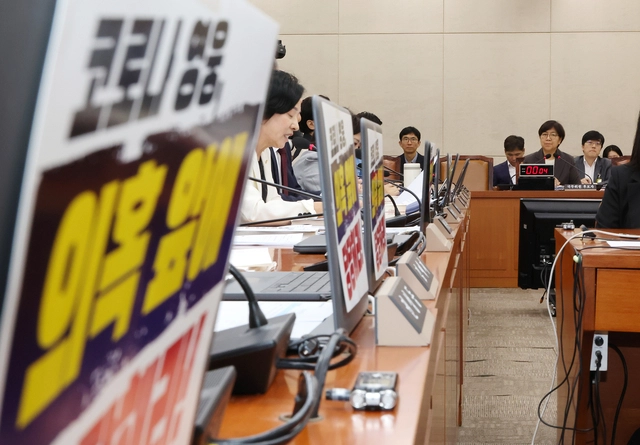 정은경 보건복지부 장관 후보자(오른쪽)가 18일 국회 보건복지위원회에서 열린 인사청문회에서 의원 질의를 경청하고 있다. 연합뉴스