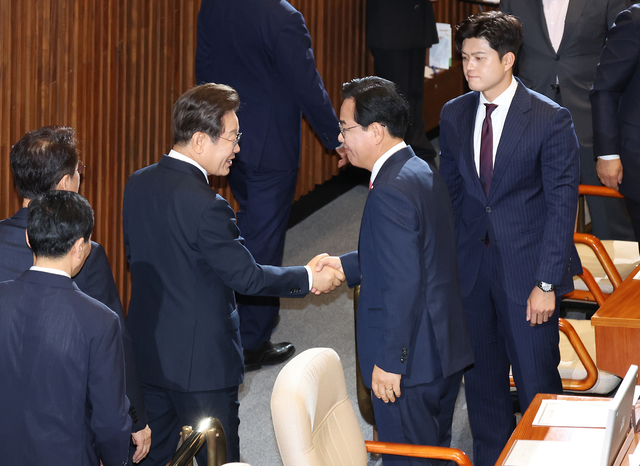 이재명 대통령이 지난달 26일 추가경정예산 시정연설을 마친 뒤 국회 본회의장에서 국민의힘 송언석 원내대표와 악수하고 있다. 연합뉴스