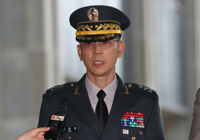 김용대 드론작전사령관이 17일 내란특검 사무실이 마련된 서울 서초구 서울고검에 조사를 받기 위해 출석하며 미리 준비한 글을 읽고 있다. 연합뉴스