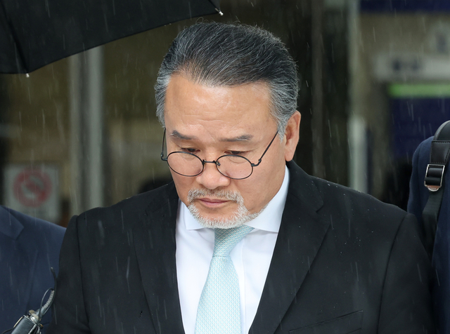 주가조작 의혹으로 김건희 여사 관련 의혹을 수사하는 민중기 특별검사팀의 조사를 받은 이일준 삼부토건 회장이 17일 서울중앙지법에서 구속 전 피의자 심문(영장실질심사)을 마친 뒤 법정을 떠나고 있다. 연합뉴스