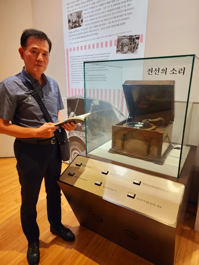 해군 정훈공보실장을 지낸 정성엽 (사) 대한민국 군가기념사업회 사무총장이 최근 서울 용산 전쟁기념관 군가 소개 코너에서 포즈를 취하고 있다. 정충신 선임기자