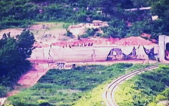 북한군이 지난해 비무장지대(DMZ)에 건립한 대전차 방벽. 합참 제공